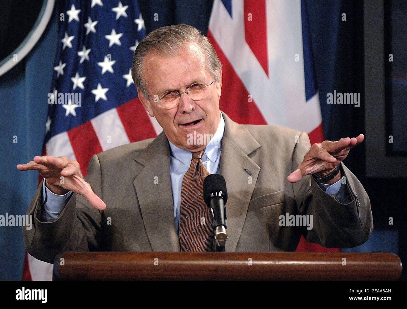 Il segretario alla Difesa Donald Rumsfeld e il segretario di Stato alla Difesa del Regno Unito John Reid partecipano ad una conferenza stampa congiunta al Pentagono, il 7 novembre 2005 a Washington. Foto di Olivier Douliery/ABACAPRESS.COM Foto Stock