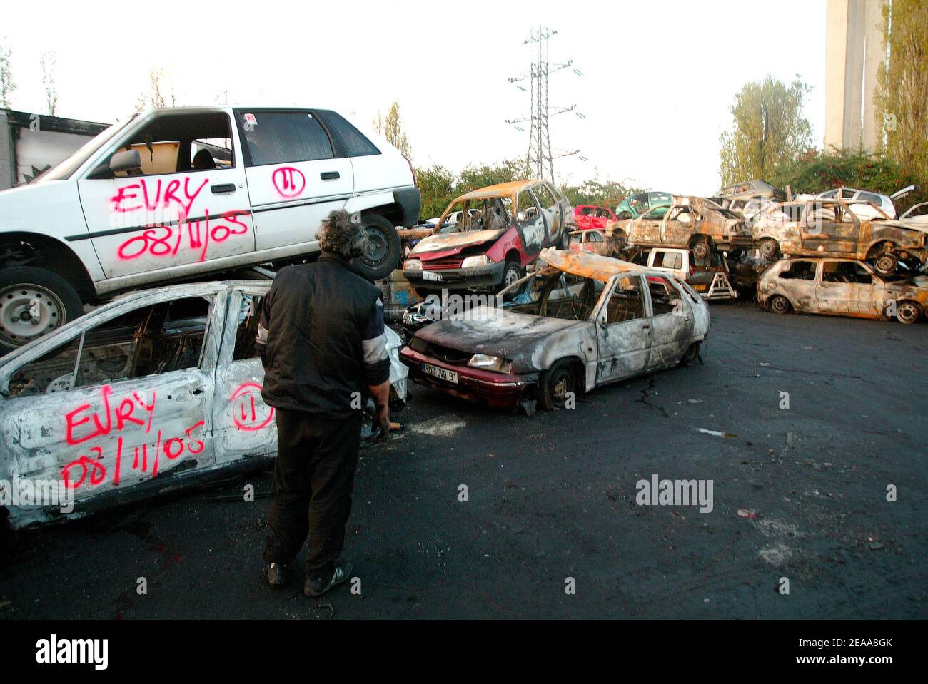 Centinaia di auto bruciate durante le rivolte nella periferia di Parigi sono raccolte a Grigny, vicino a Parigi, in Francia, l'8 novembre 2005. Foto di Mehdi Taamallah/ABACAPRESS.COM Foto Stock