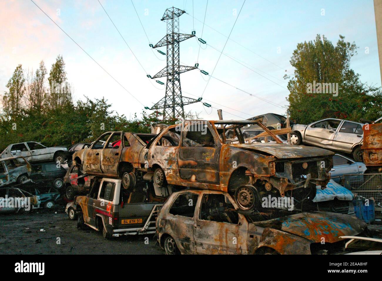 Centinaia di auto bruciate durante le rivolte nella periferia di Parigi sono raccolte a Grigny, vicino a Parigi, in Francia, l'8 novembre 2005. Foto di Mehdi Taamallah/ABACAPRESS.COM Foto Stock