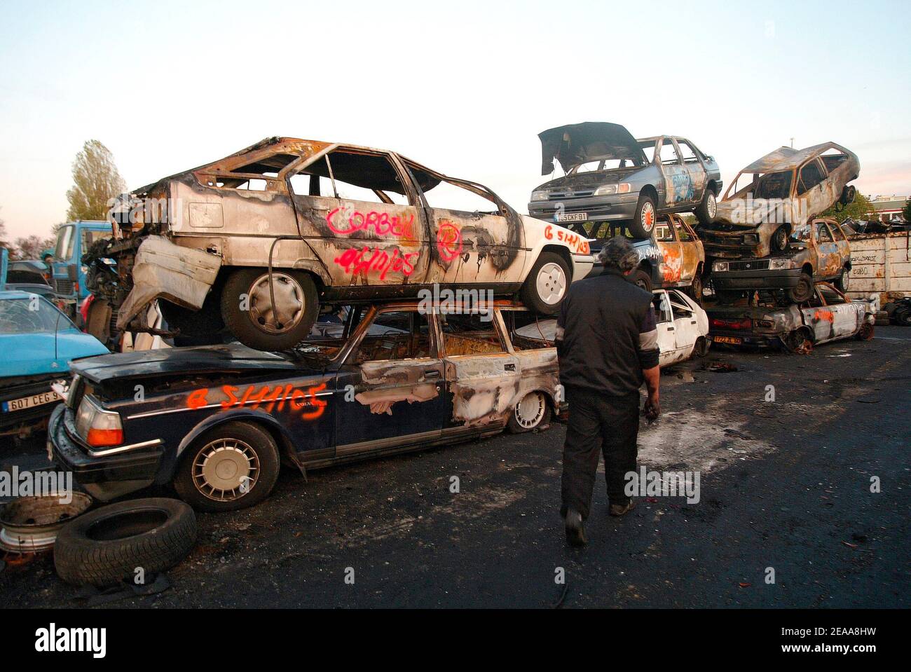 Centinaia di auto bruciate durante le rivolte nella periferia di Parigi sono raccolte a Grigny, vicino a Parigi, in Francia, l'8 novembre 2005. Foto di Mehdi Taamallah/ABACAPRESS.COM Foto Stock