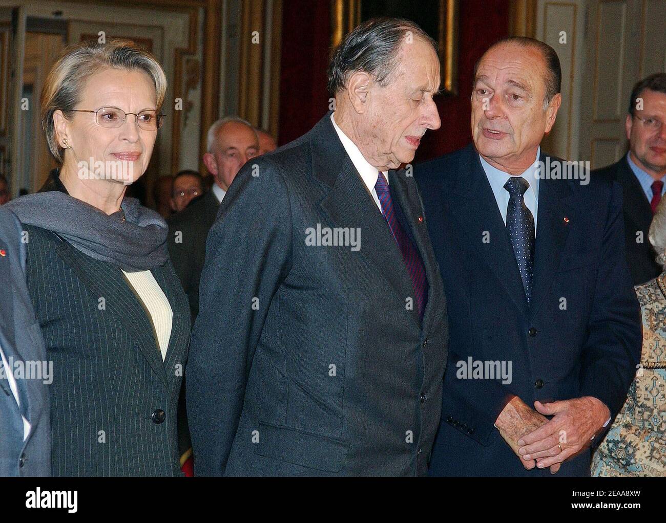 Il ministro francese della difesa Michele Alliot-Marie, l'ammiraglio Philippe de Gaulle e il presidente francese Jacques Chirac partecipano ad una cerimonia per il lancio di un edificio commemorativo a de Gaulle, che deve essere chiamato 'Historial', presso l'edificio militare Invalides a Parigi, Francia, il 09,2005 novembre. Foto di Giancarlo Gorassini/ABACAPRESS.COM Foto Stock