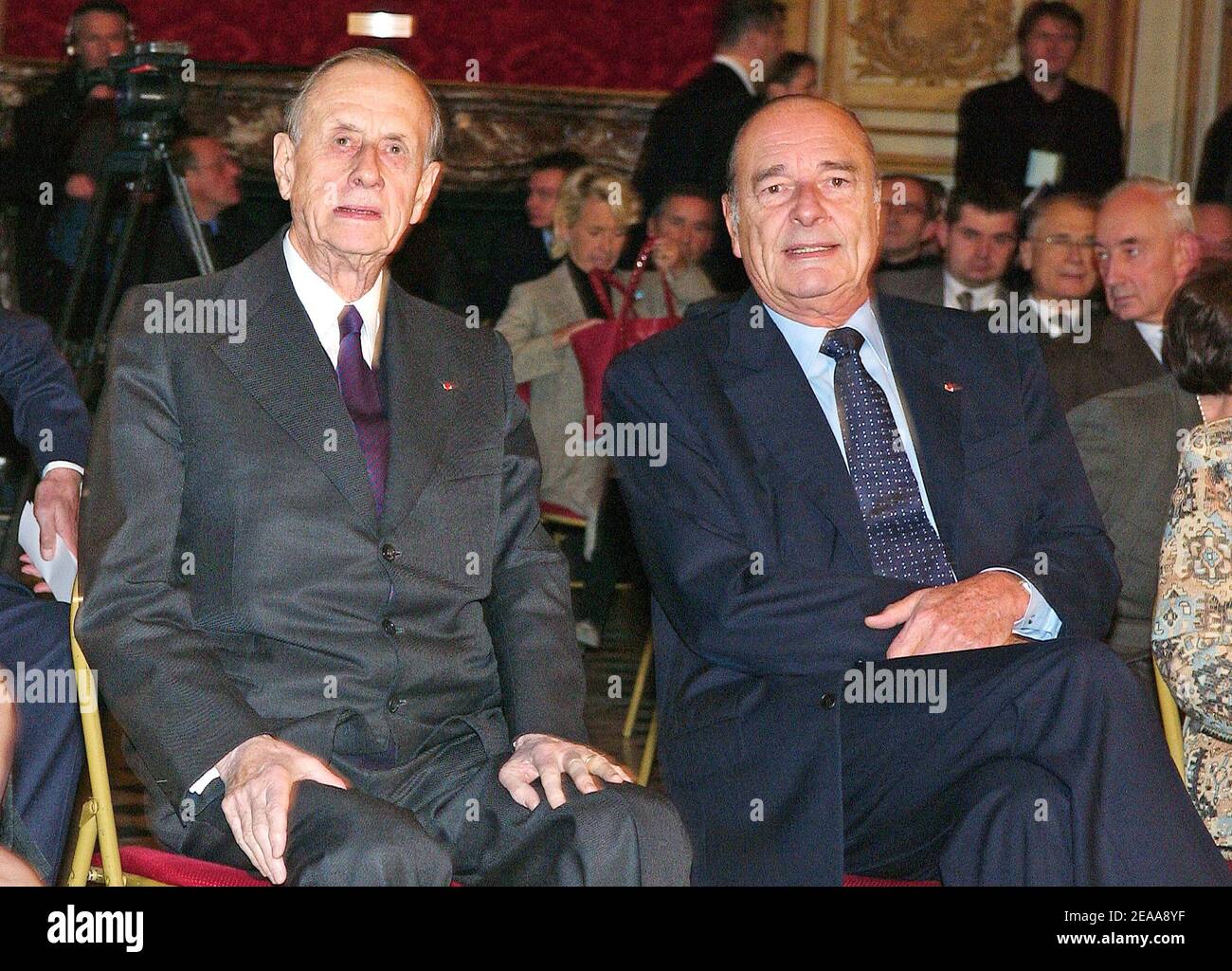 L'ammiraglio Philippe de Gaulle e il presidente francese Jacques Chirac presenziano ad una cerimonia per il lancio di un edificio commemorativo a de Gaulle, che deve essere chiamato 'Historial', presso l'edificio militare Invalides a Parigi, Francia, il 09 novembre 2005. Foto di Giancarlo Gorassini/ABACAPRESS.COM Foto Stock