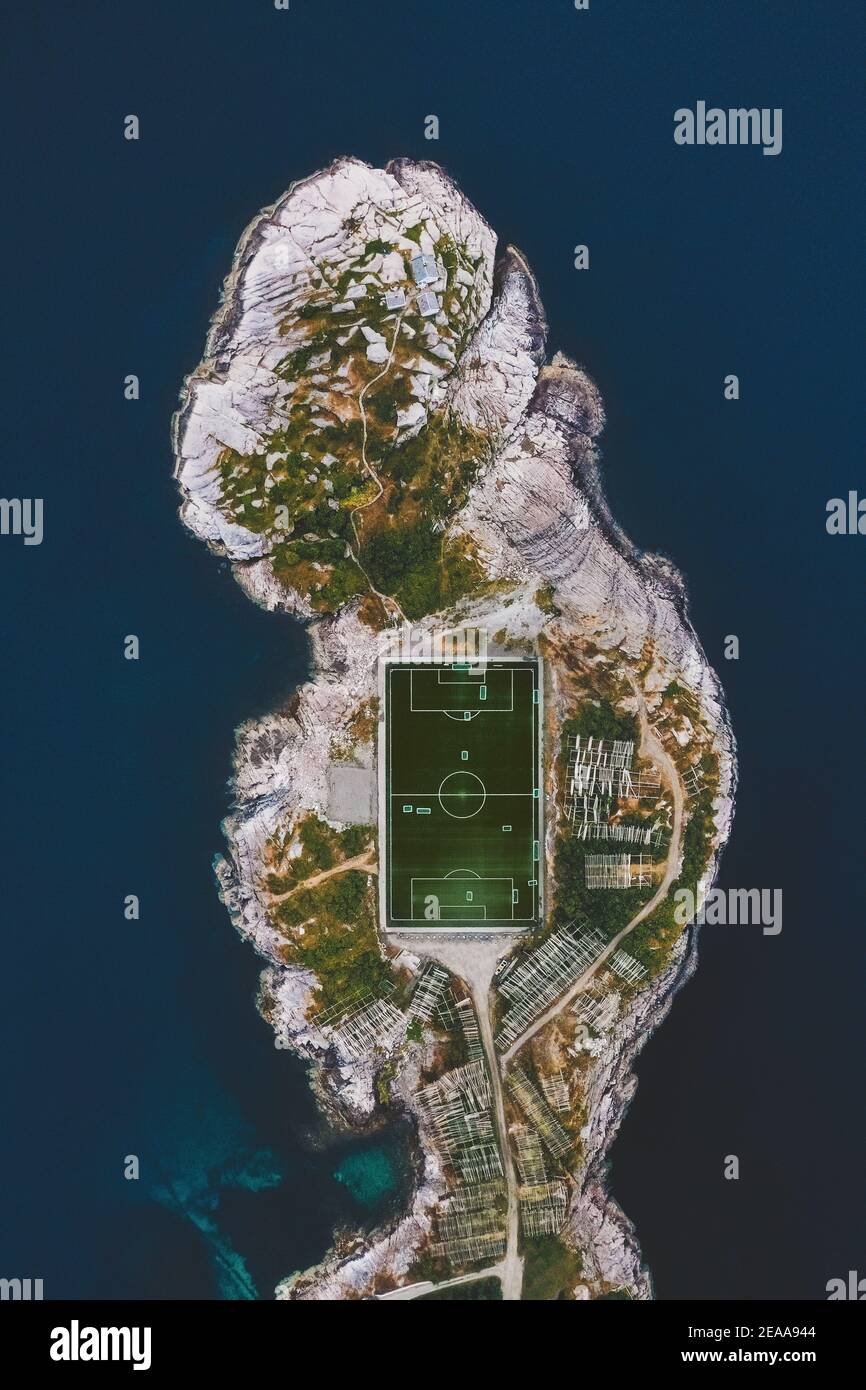 Vista aerea Lofoten isole Henningsvaer villaggio campo di calcio e mare Paesaggio in Norvegia famose destinazioni di viaggio drone vista dall'alto verso il basso scandinavia Foto Stock