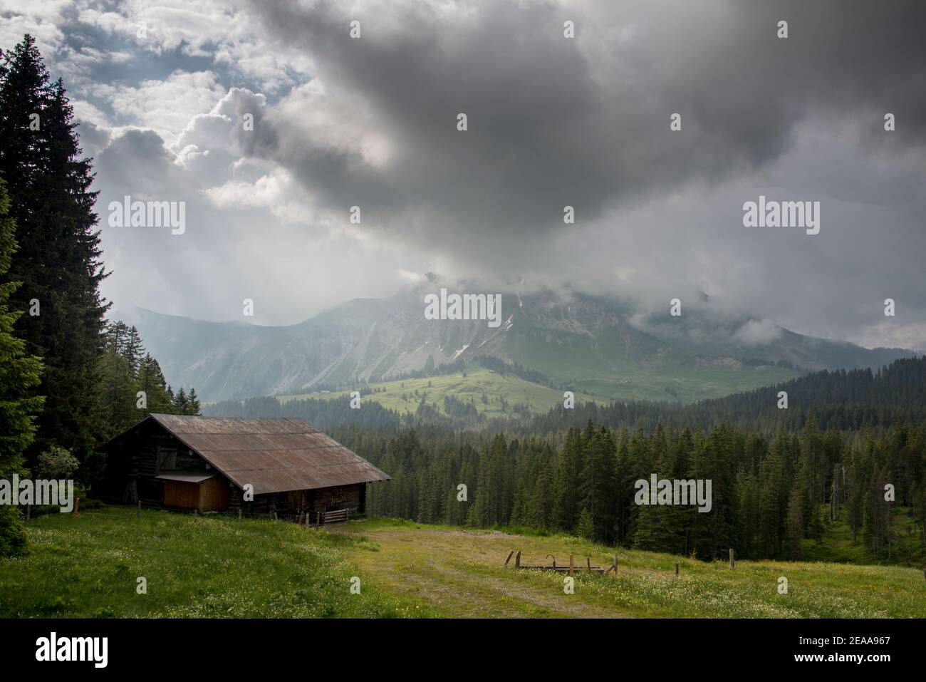 Capanna di montagna sotto un cielo sovrastato Foto Stock