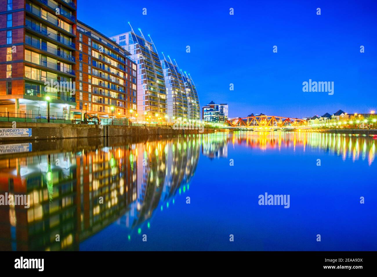 Vista notturna degli appartamenti con vista su un molo. Questi includono 3 blocchi chiamati NV edifici progettati per apparire come le vele bilowing di un galeone. Foto Stock