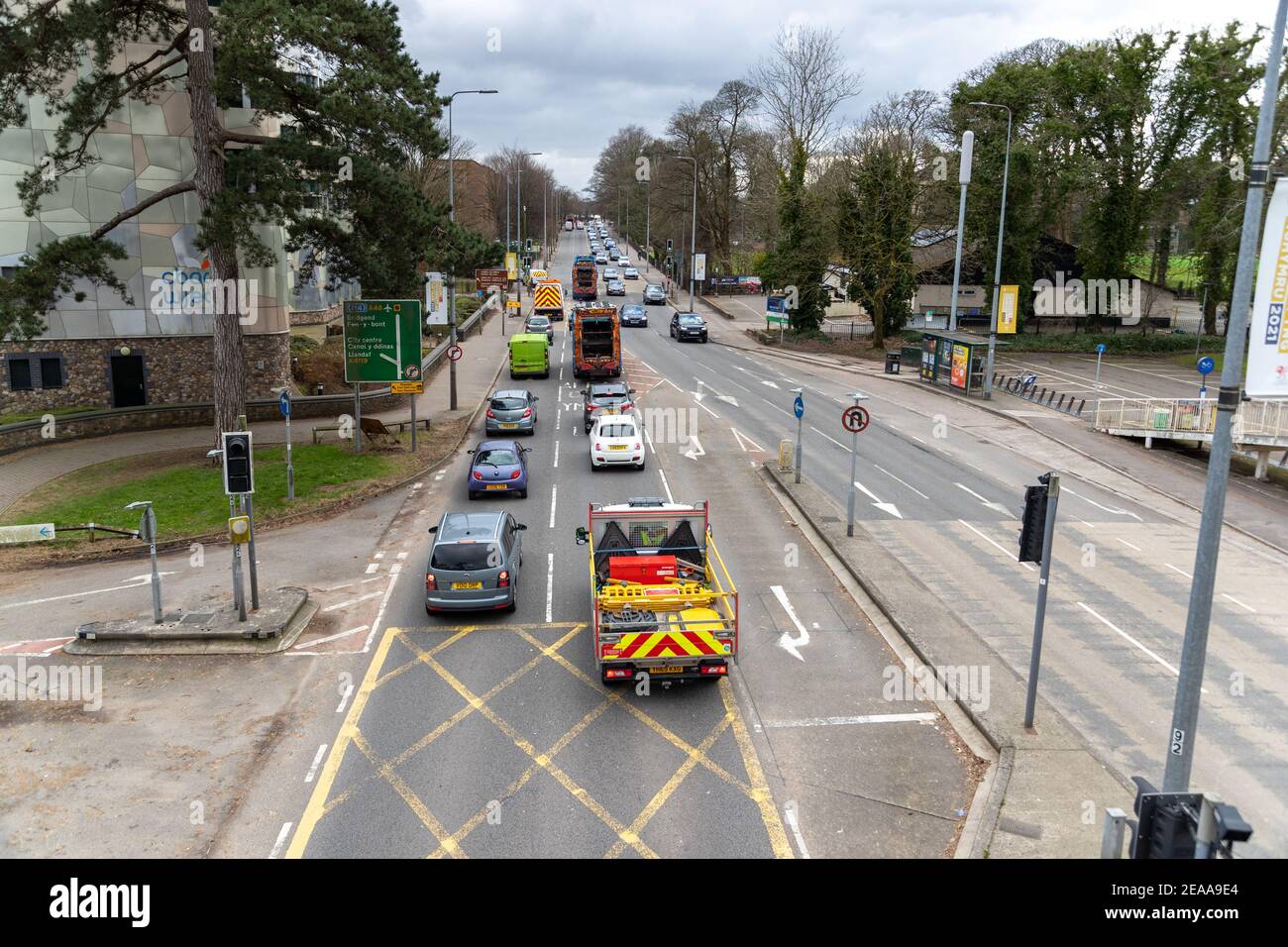 Cardiff, Galles - 8 febbraio 2021: Vista generale del traffico, viaggiando lungo Western Avenue (A48), Cardiff Foto Stock