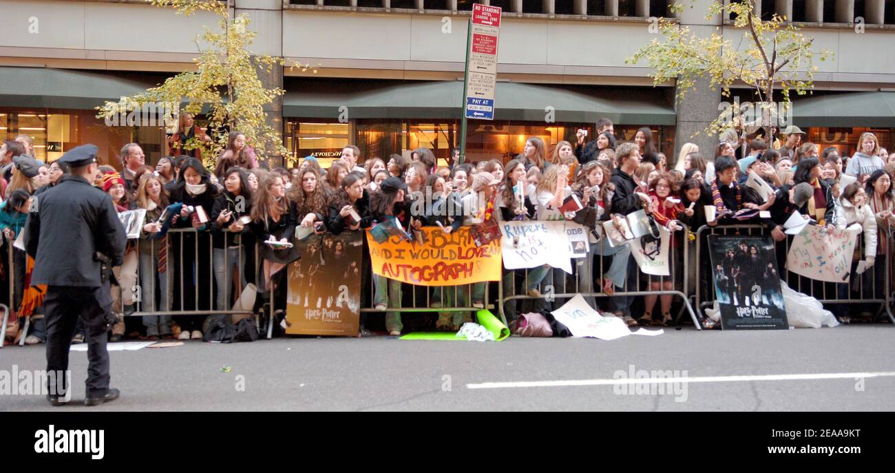 Migliaia di fan adolescenti sono stati riuniti fuori dalla prima americana di 'Harry Potter e il calice del fuoco' tenuto al teatro di Ziegfeld a New York, sabato 12 novembre 2005. Foto di Nicolas Khayat/ABACAPRESS.COM Foto Stock