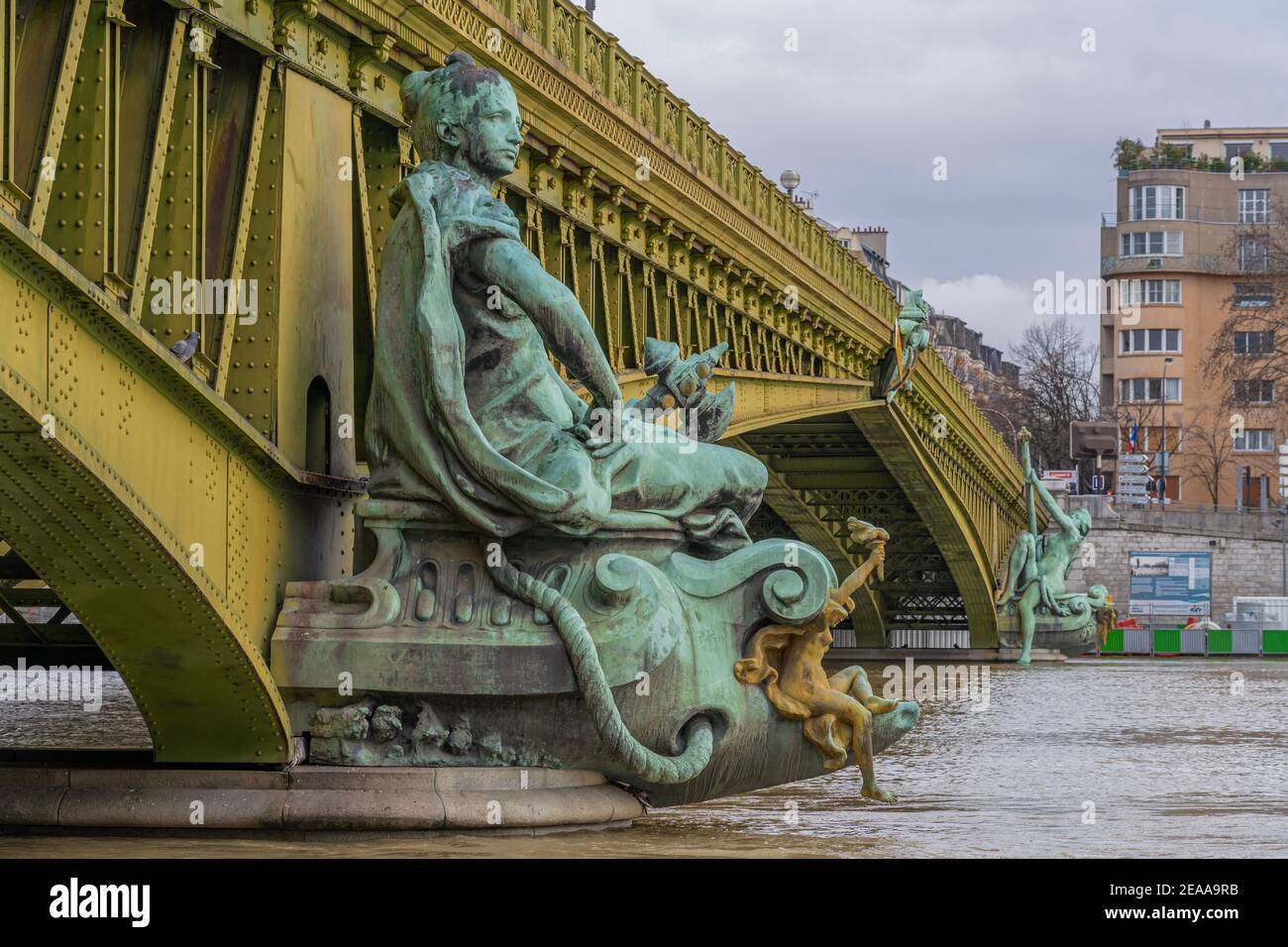 Parigi, Francia - 02 05 2021: Dettaglio del Ponte Mirabeau durante l'alluvione della Senna Foto Stock