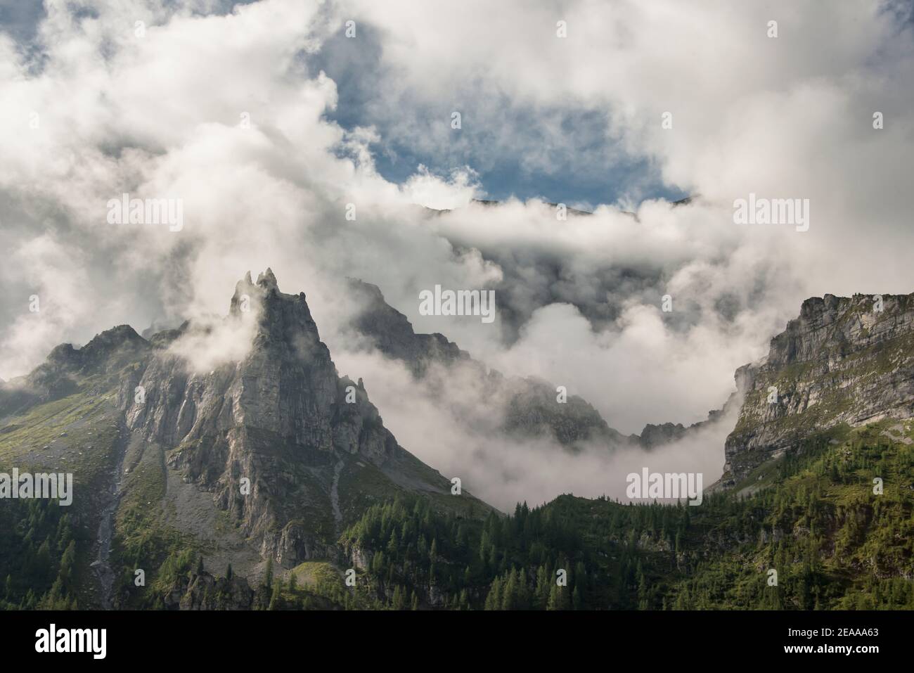 Vette di montagna coperte di nuvole Foto Stock