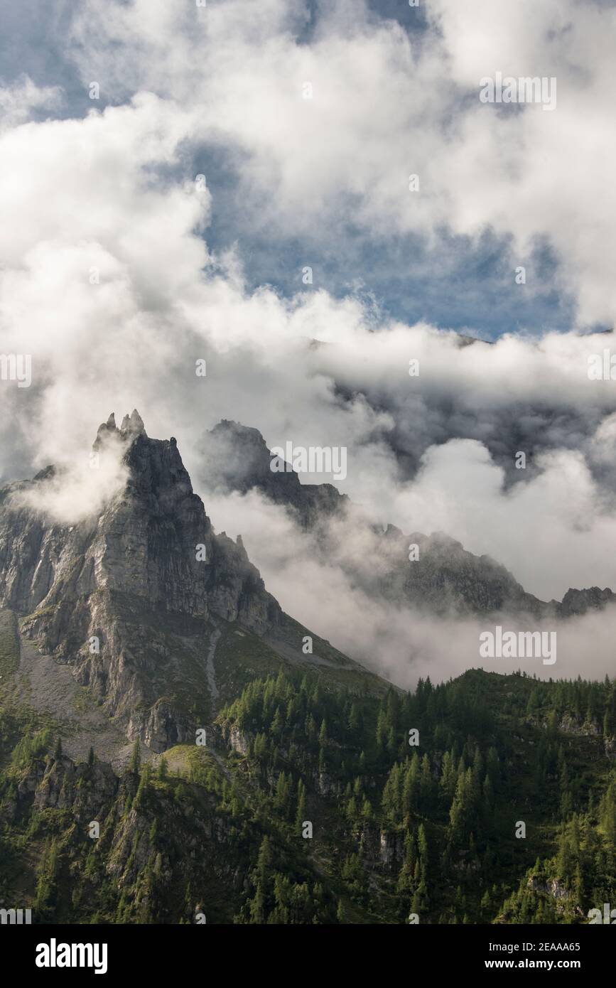 Vette di montagna coperte di nuvole Foto Stock