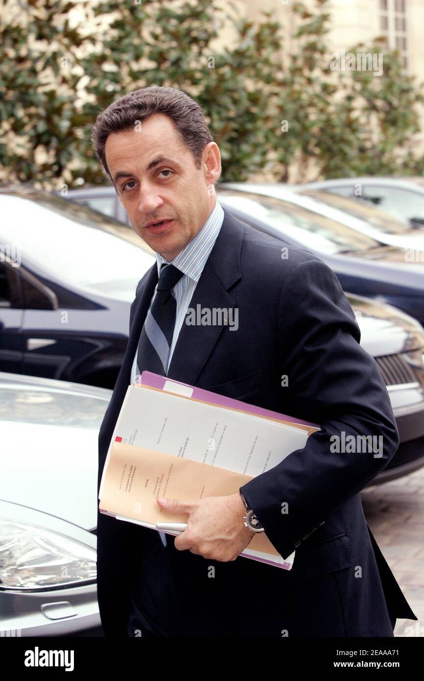 Il Ministro francese degli interni Nicolas Sarkozy arriva all'Hotel Matigon a Parigi, in Francia, il 15 novembre 2005 per un incontro ospitato dal primo ministro Dominique de Villepin e da altri membri del governo; Durante il quale de Villepin ha chiesto alle forze politiche di estendere i poteri di emergenza per 3 mesi nel tentativo di combattere la peggiore violenza urbana in quasi 40 anni. Foto di Laurent Zabulon/ABACAPRESS.COM Foto Stock