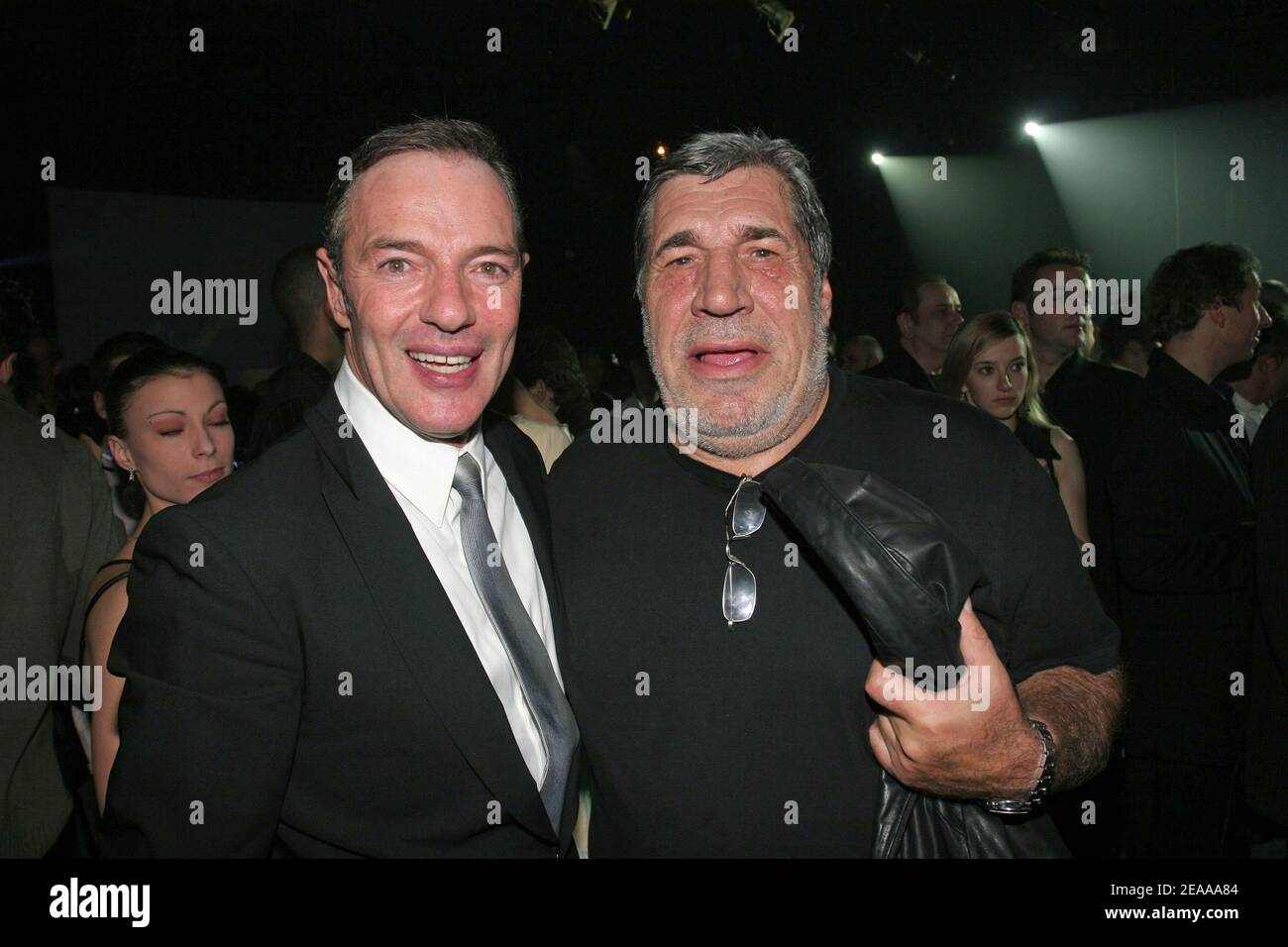 Il manager del club Tony Gomez (L) e l'attore Jean-Pierre Castaldi partecipano ai 'Trophees de la Nuit' che si tengono al Lido di Parigi, in Francia, il 14 novembre 2005. Foto di Benoit Pinguet/ABACAPRESS.COM Foto Stock