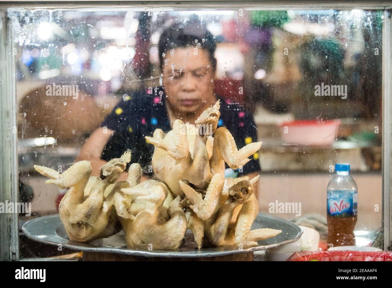 Mercato settimanale che vende polli scopati, Hanoi, Vietnam Foto Stock