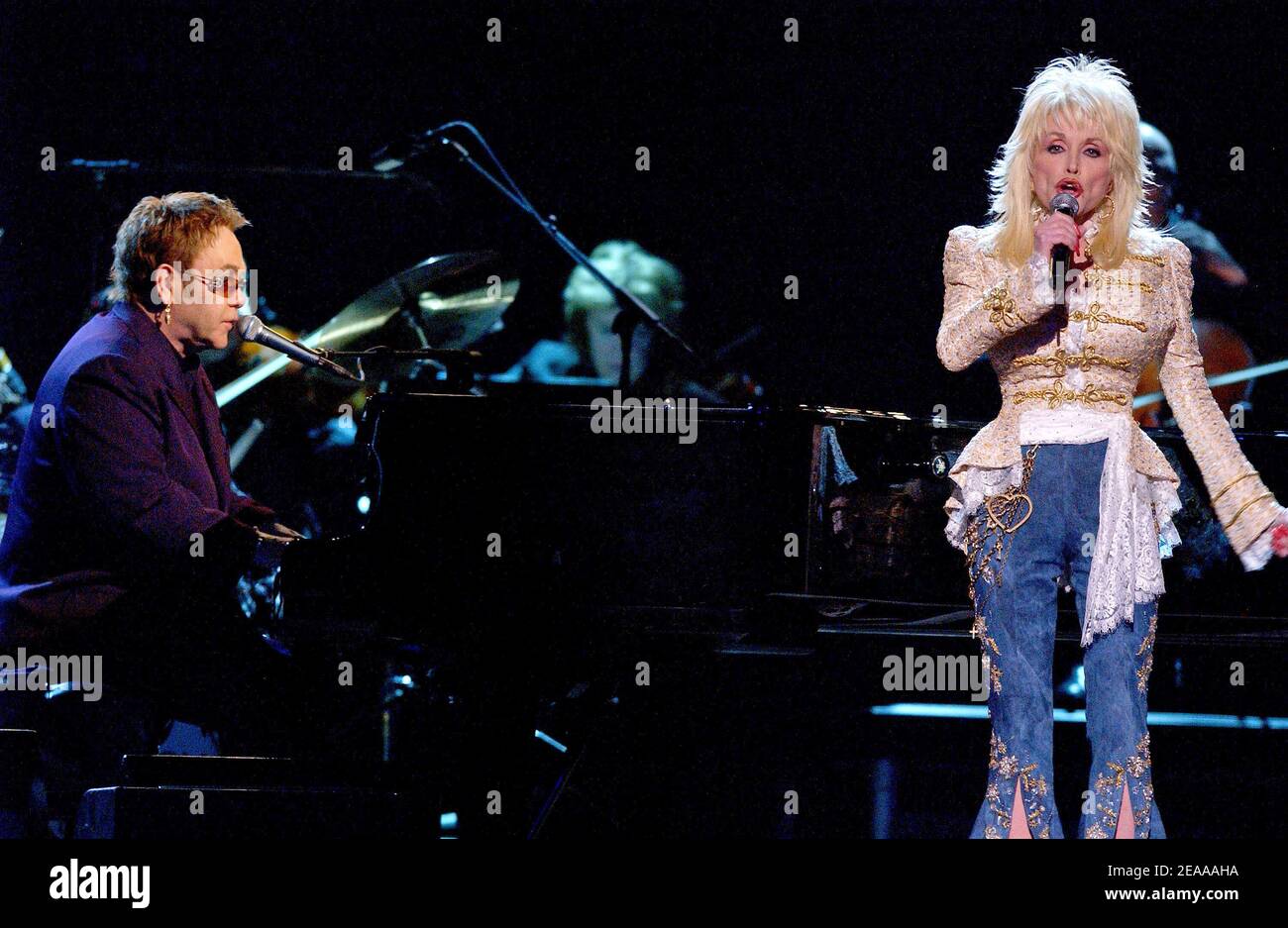 Sir Elton John e Dolly Parton in scena durante il 39° annuale Country Music Awards tenutosi al Madison Square Garden di New York, NY, il 15 novembre 2005. Foto di Nicolas Khayat/ABACAPRESS.COM Foto Stock