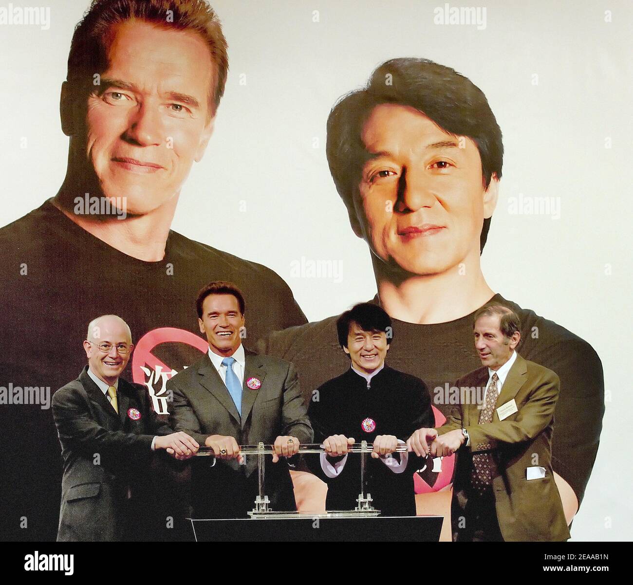 Il governatore della California Arnold Schwarzenegger e l'attore Jacky Chan presentano un nuovo annuncio pubblico che hanno fatto insieme per combattere la pirateria durante una conferenza stampa a Hong Kong, Cina, il 17 novembre 2005. Foto di Andrew Ross/ABACAPRESS.COM Foto Stock