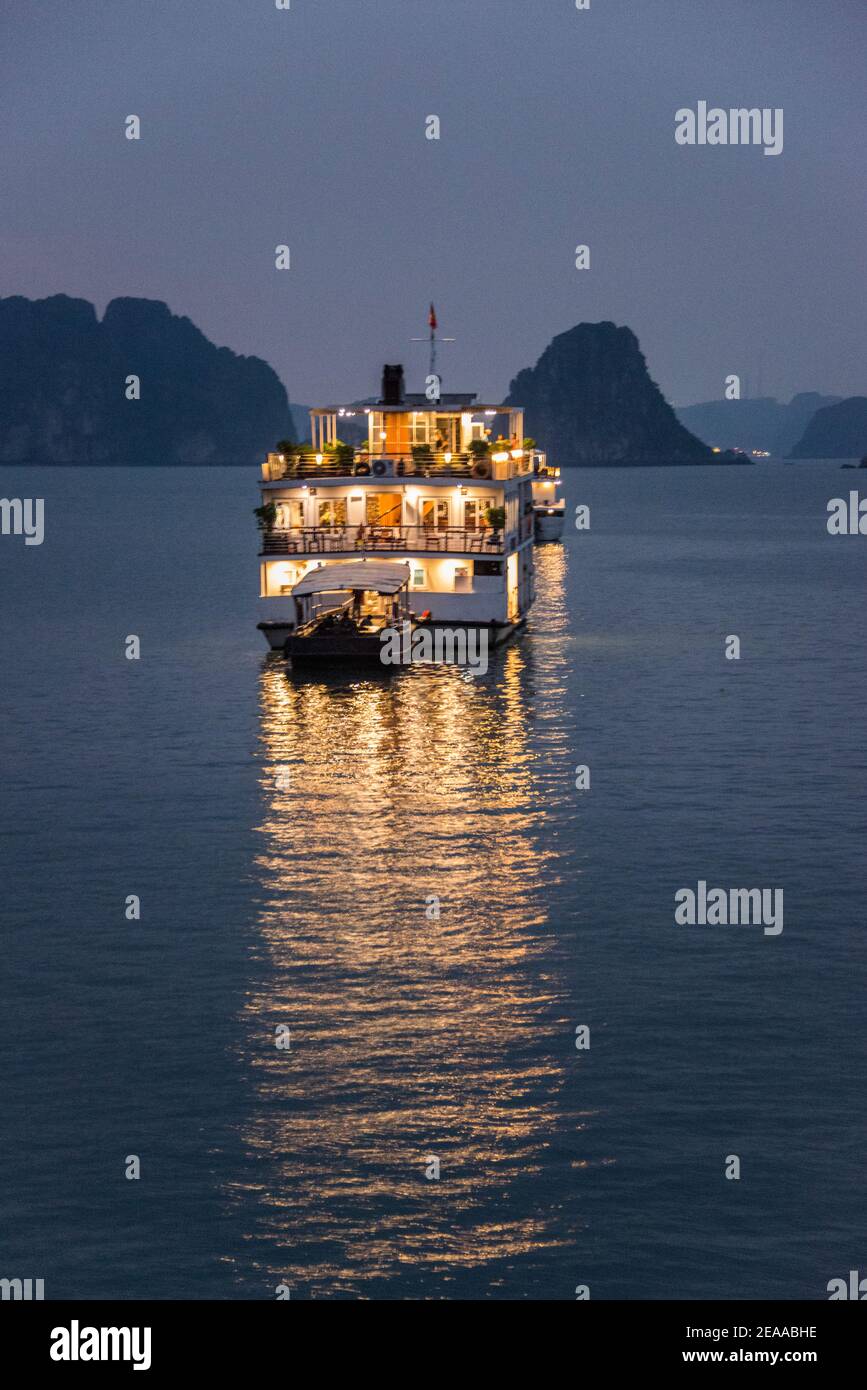 Di notte, barca turistica illuminata, Baia di ha Long, Vietnam Foto Stock