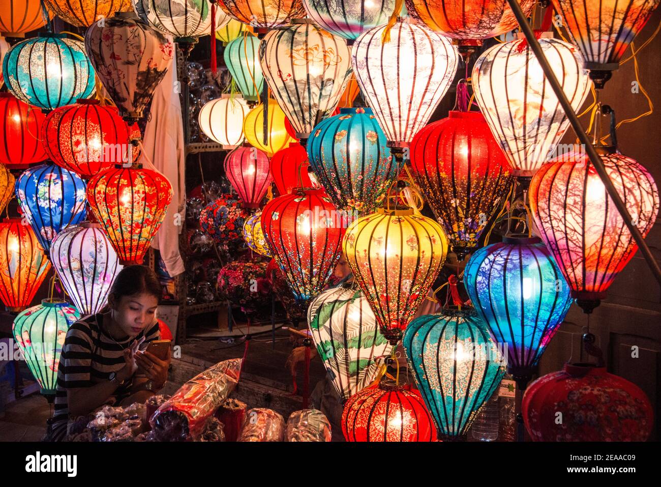Vendita lanterna cinese al mercato notturno di Hoi An, Vietnam Foto Stock