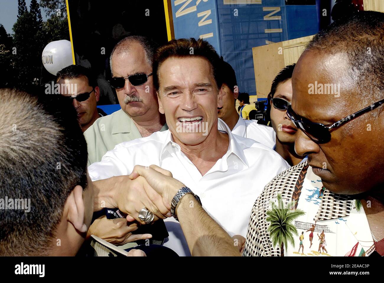 Il governatore Arnold Schwarzenegger saluta la folla e incoraggia la gente di Hong Kong ad abbracciare i sani prodotti agricoli della California come parte di uno stile di vita attivo il 19 novembre 2005. Schwarzenegger è in visita in Cina e a Hong Kong per conto di tutti Foto Stock