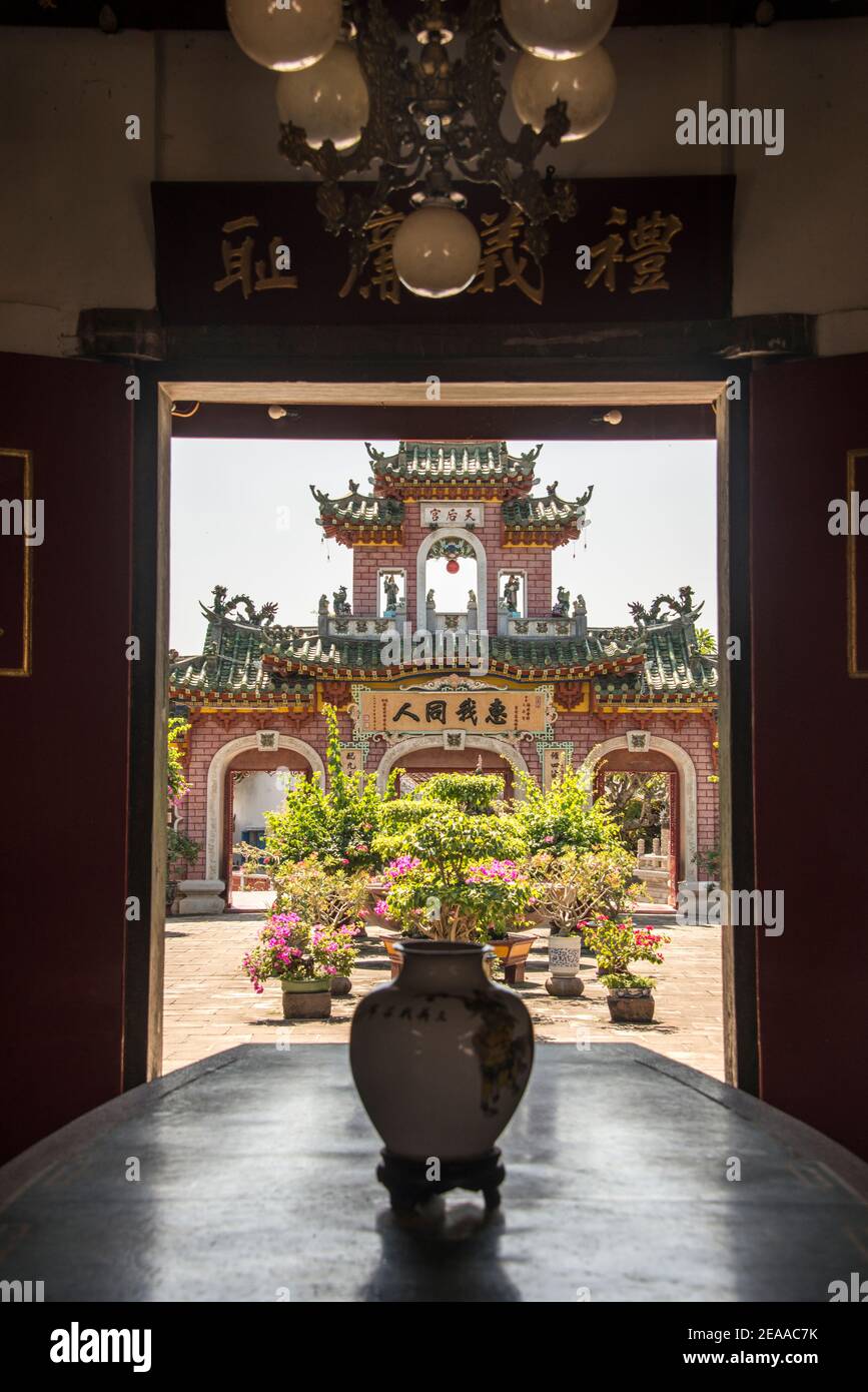 Tempio con piante nel cortile, Hoi An, Vietnam Foto Stock