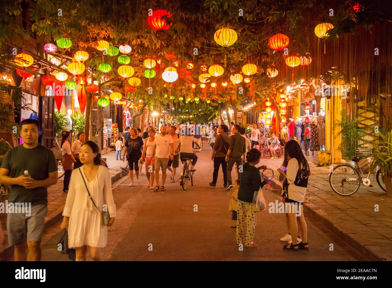 Strada pedonale di notte a Hoi An, Vietnam Foto Stock
