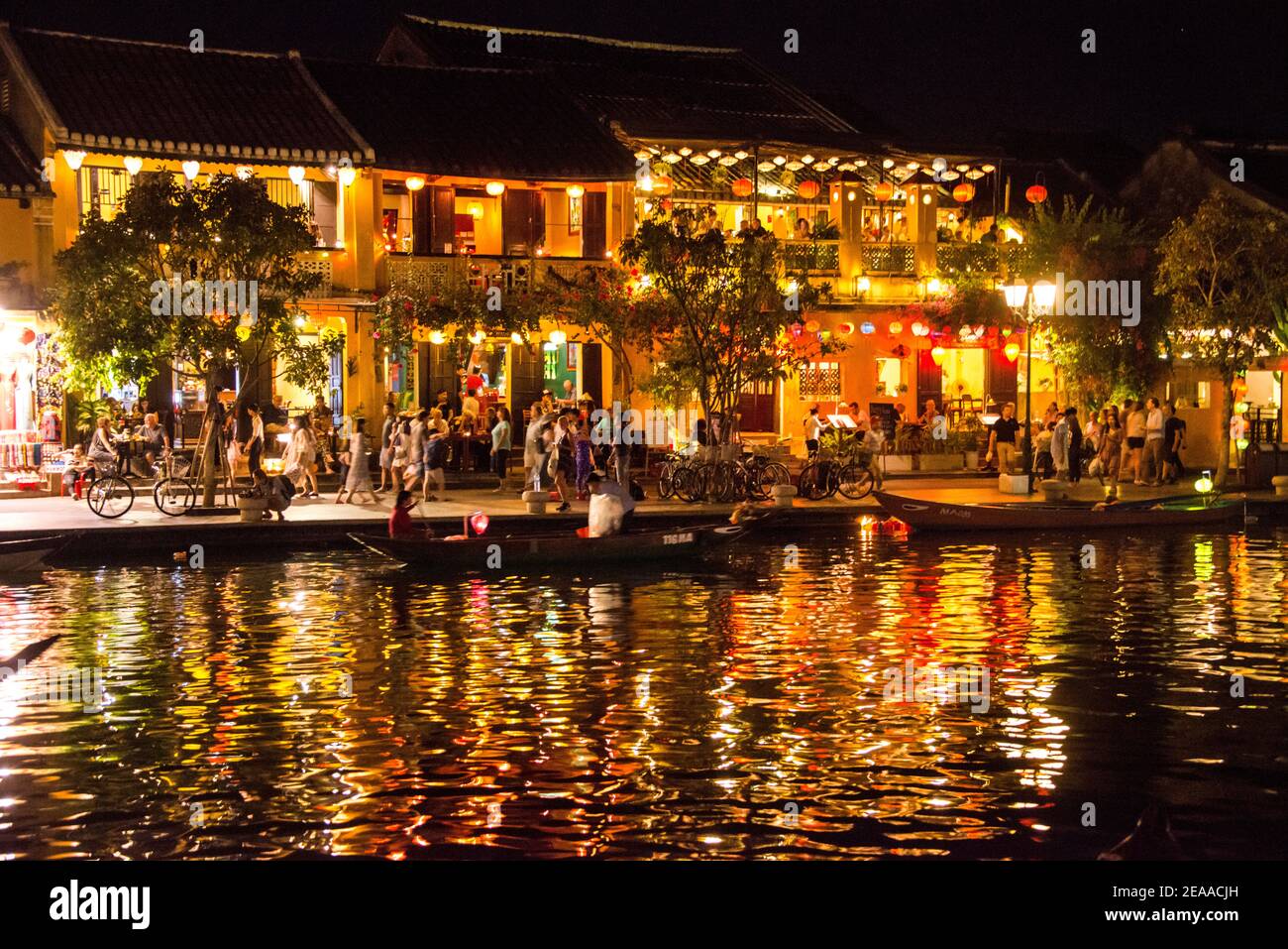 Di notte lungomare con riflessione a Hoi An, Vietnam Foto Stock