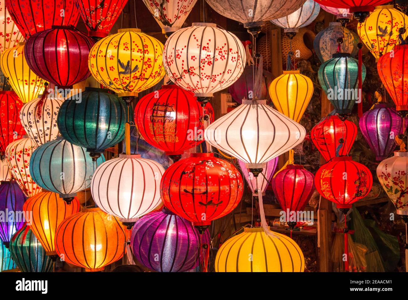 Vendita lanterna cinese al mercato notturno di Hoi An, Vietnam Foto Stock