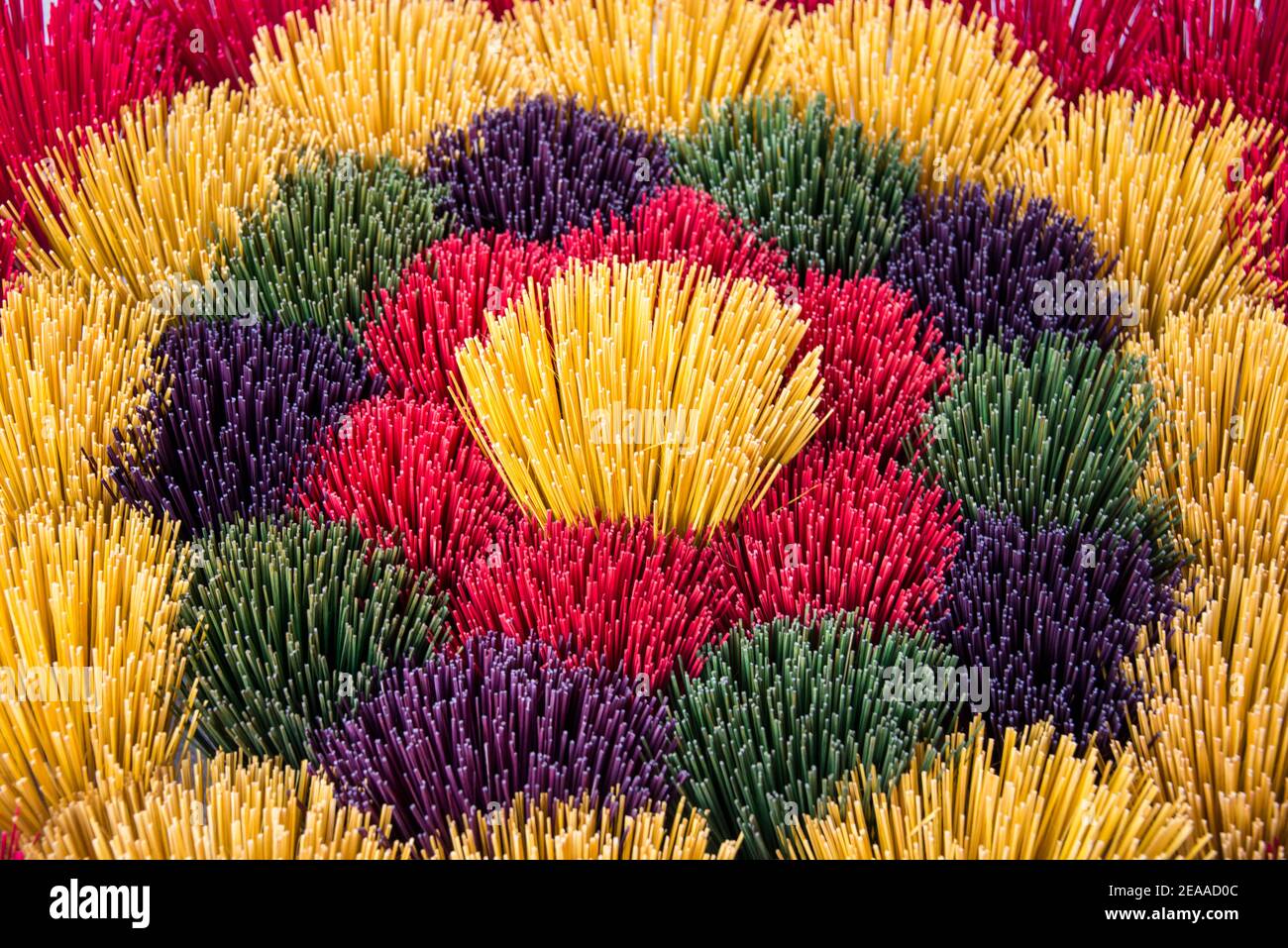 Bastoncini di incenso, arrangiamento floreale di sapori, Vietnam Foto Stock