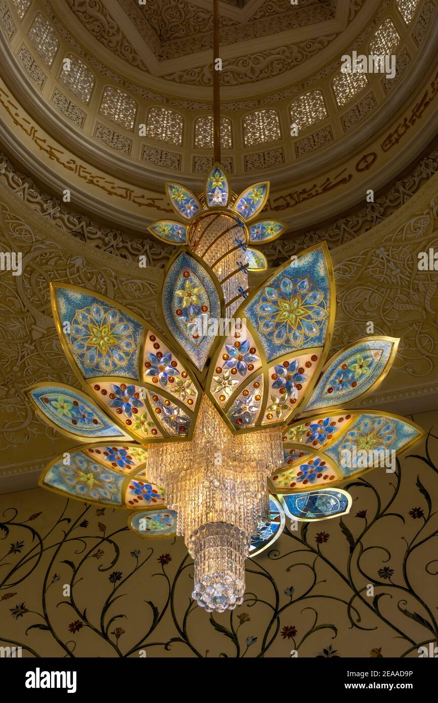 Oro Faustig, cristallo Swarovsky e lampadario di vetro italiano, verticale, Grande Moschea Sheikh Zayed, Abu Dhabi, Emirati Arabi Uniti Foto Stock