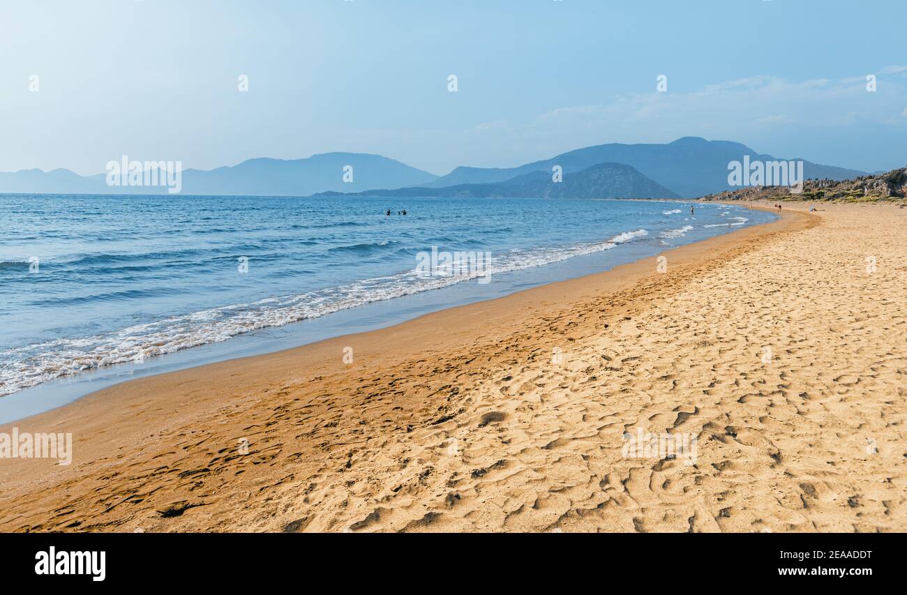 La famosa spiaggia di Iztuzu, con sabbia fine gialla, attende turisti e turisti in Turchia, vicino Dalyan. Paradiso del mare e concetto di relax. Questo pl Foto Stock