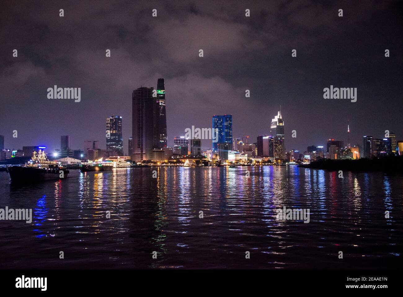 Di notte sul fiume, ho Chi Minh City skyline, Vietnam Foto Stock