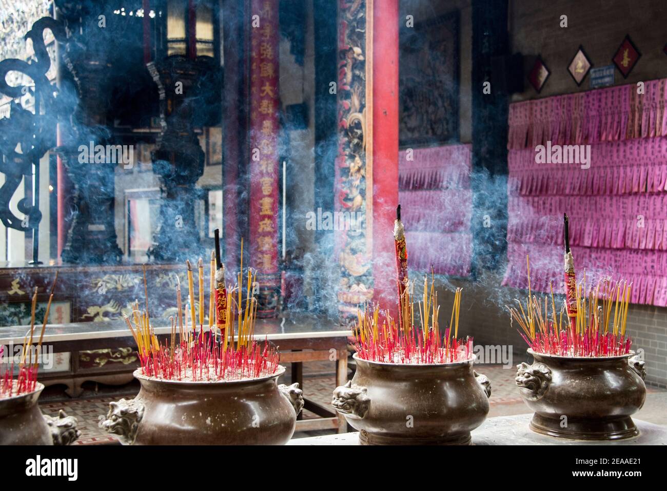 Il fumo dei bastoni di incenso porta le preghiere al cielo, Vietnam Foto Stock