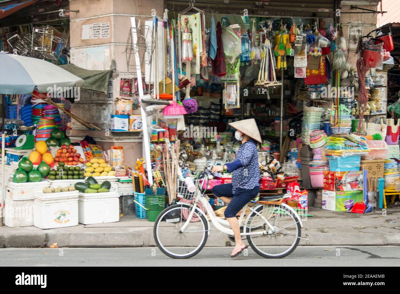 Negozio generale in un angolo di strada ad Hanoi, Vietnam Foto Stock