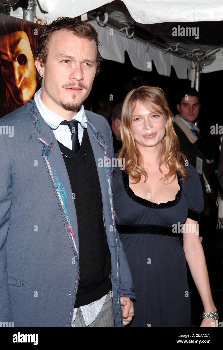 Heath Ledger, attore australiano e membro del cast, e la sua fidanzata attrice americana Michelle Williams arrivano alla proiezione speciale "Casanova" che si tiene domenica 11 dicembre 2005 al teatro Loews Lincoln Square di New York. Foto di Nicolas Khayat/ABACAPRESS.COM Foto Stock