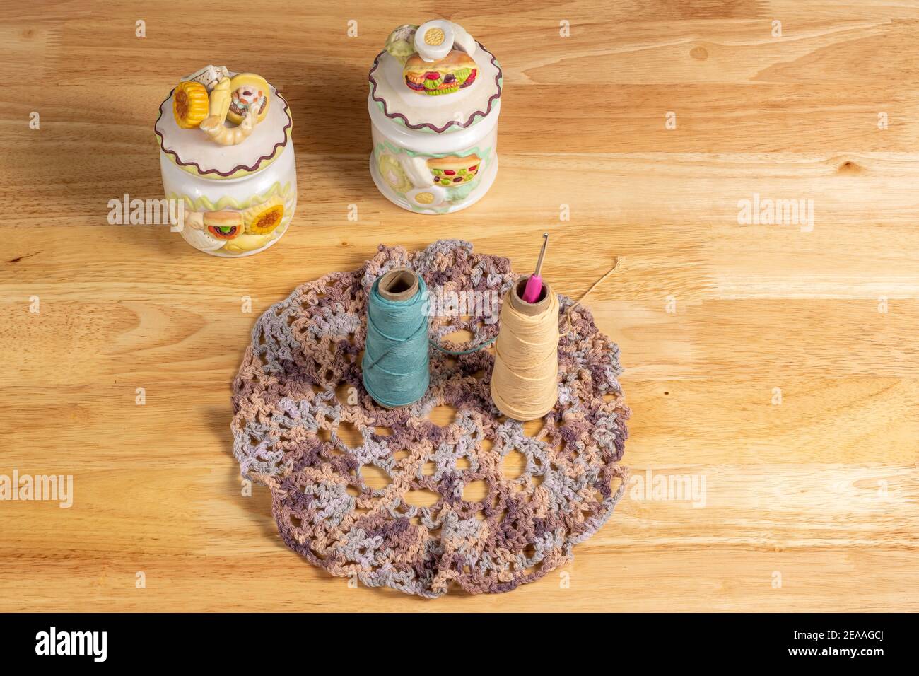 Uncinetto in lana e lavorato a maglia a mano beige con decorazione Foto Stock