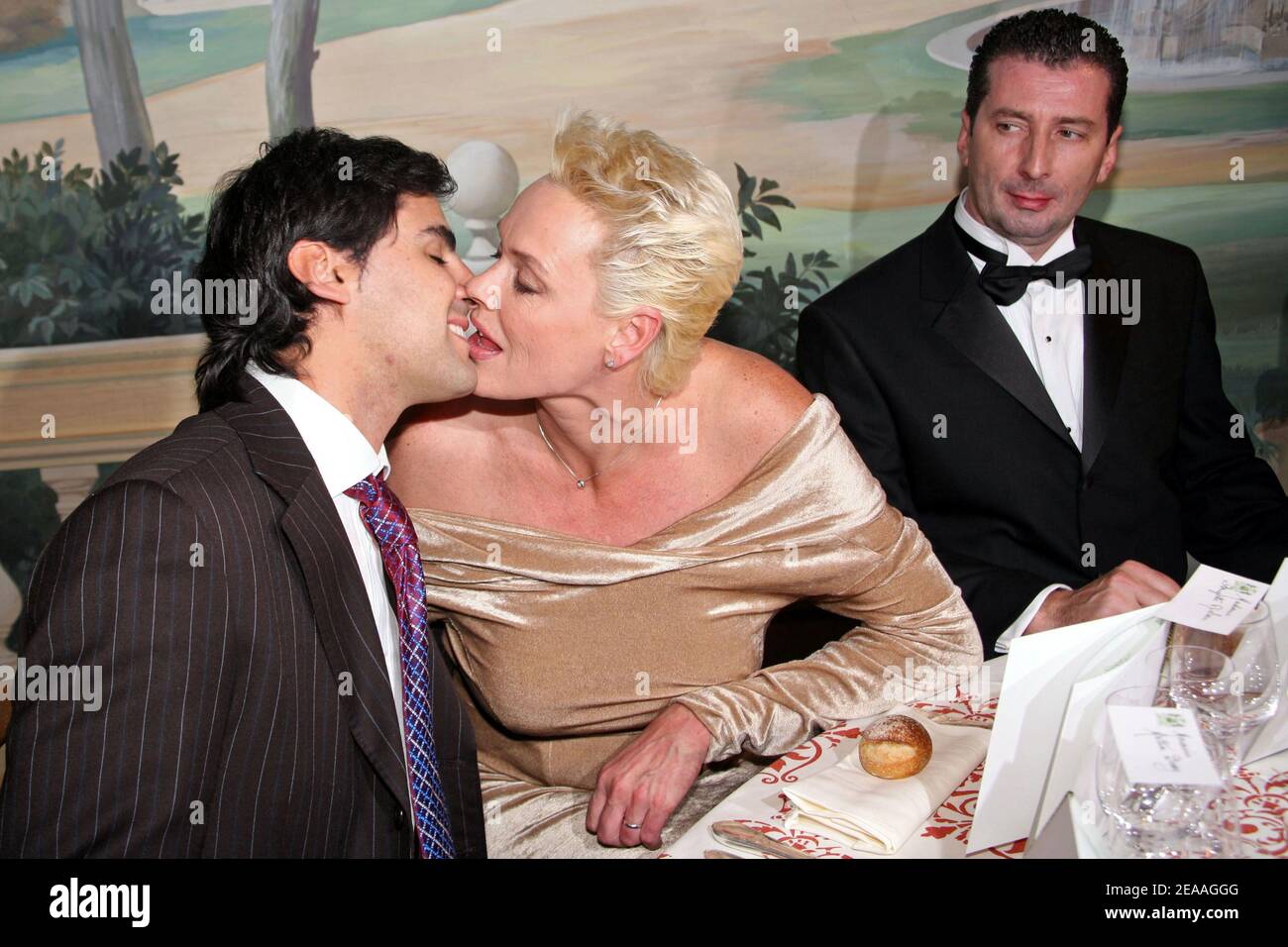 L'attrice danese Brigitte Nielsen e il suo nuovo ragazzo partecipano all'edizione 2005 del gala 'The Best' che si tiene presso l'hotel Bristol a Parigi, Francia, il 12 dicembre 2005. Foto di Klein-Pinguet/ABACAPRESS.COM Foto Stock