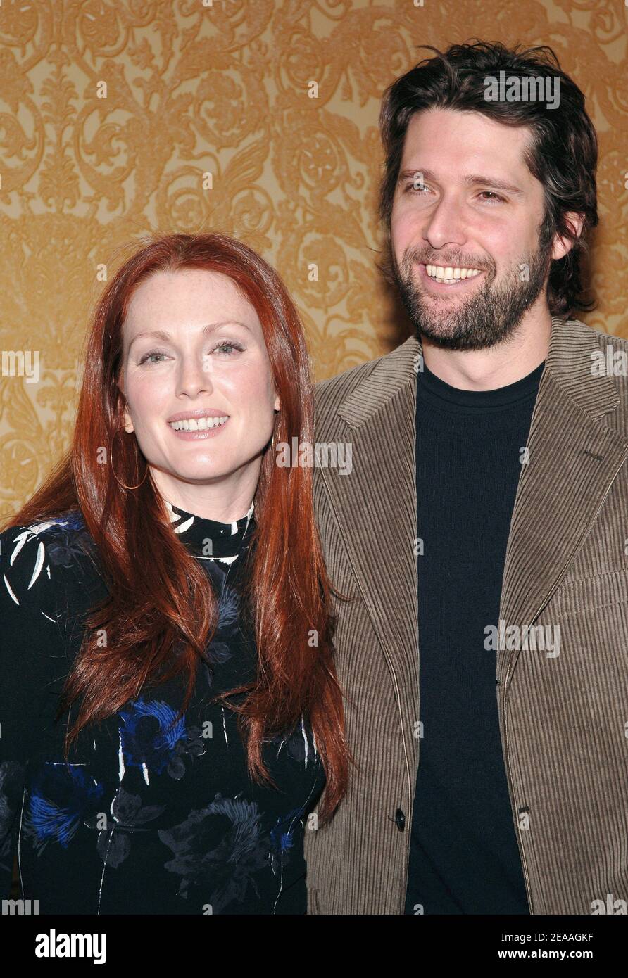 L'attrice americana Julianne Moore e il suo marito direttore Bart Freundlich si pongono insieme quando arrivano al 25° Muse Awards annuale che si tiene all'hotel Hilton a New York, martedì 12 dicembre 2005. Foto di Nicolas Khayat/ABACAPRESS.COM Foto Stock