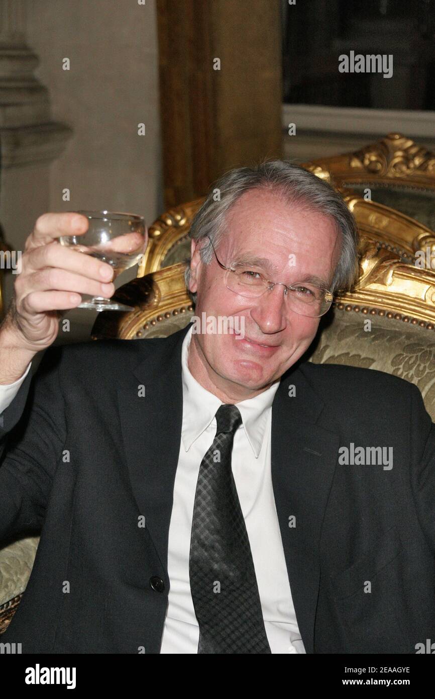 L'attore francese Bernard le Coq celebra il direttore Francois Marthouret che ha ricevuto la medaglia ufficiale 'Art et Lettres' dall'assistente del ministro della cultura Christophe Girard durante una cerimonia tenutasi all'Hotel de Ville a Parigi, in Francia, il 14 dicembre 2005. Foto di Denis Guignebourg/ABACAPRESS.COM Foto Stock