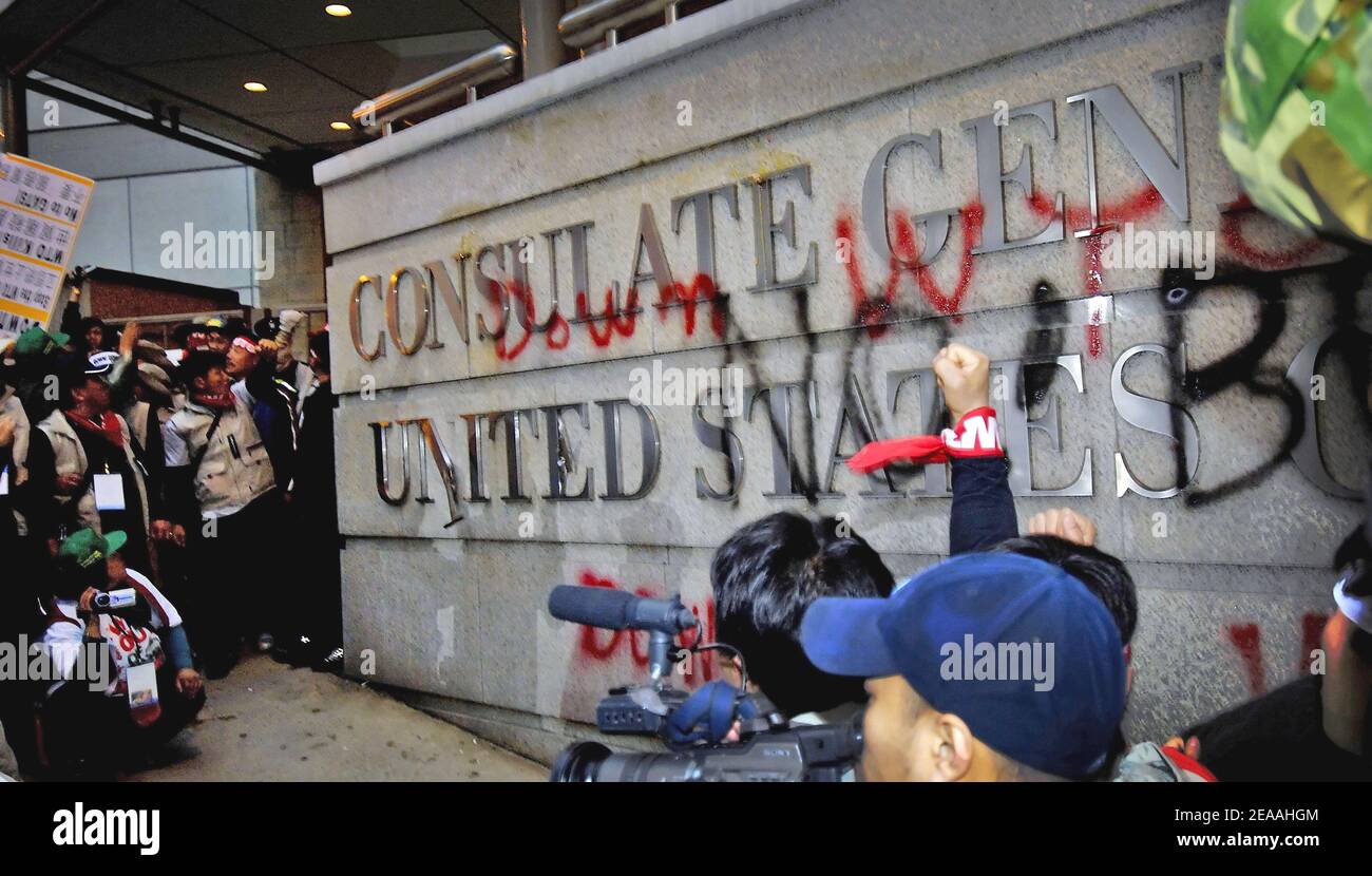 I manifestanti sudcoreani dipingono il segno del Consolato USA a Hong Kong in continua protesta venerdì 16 dicembre 2005 contro la sesta Conferenza ministeriale dell'OMC in questa ex colonia britannica. Gli attivisti hanno protestato quotidianamente contro la t dell'OMC Foto Stock