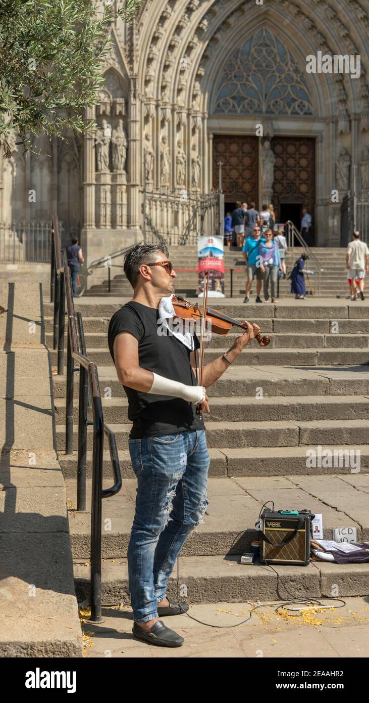 L'artista di strada suona violino sui gradini della Cattedrale di  Barcellona, Barcellona, Spagna Foto stock - Alamy