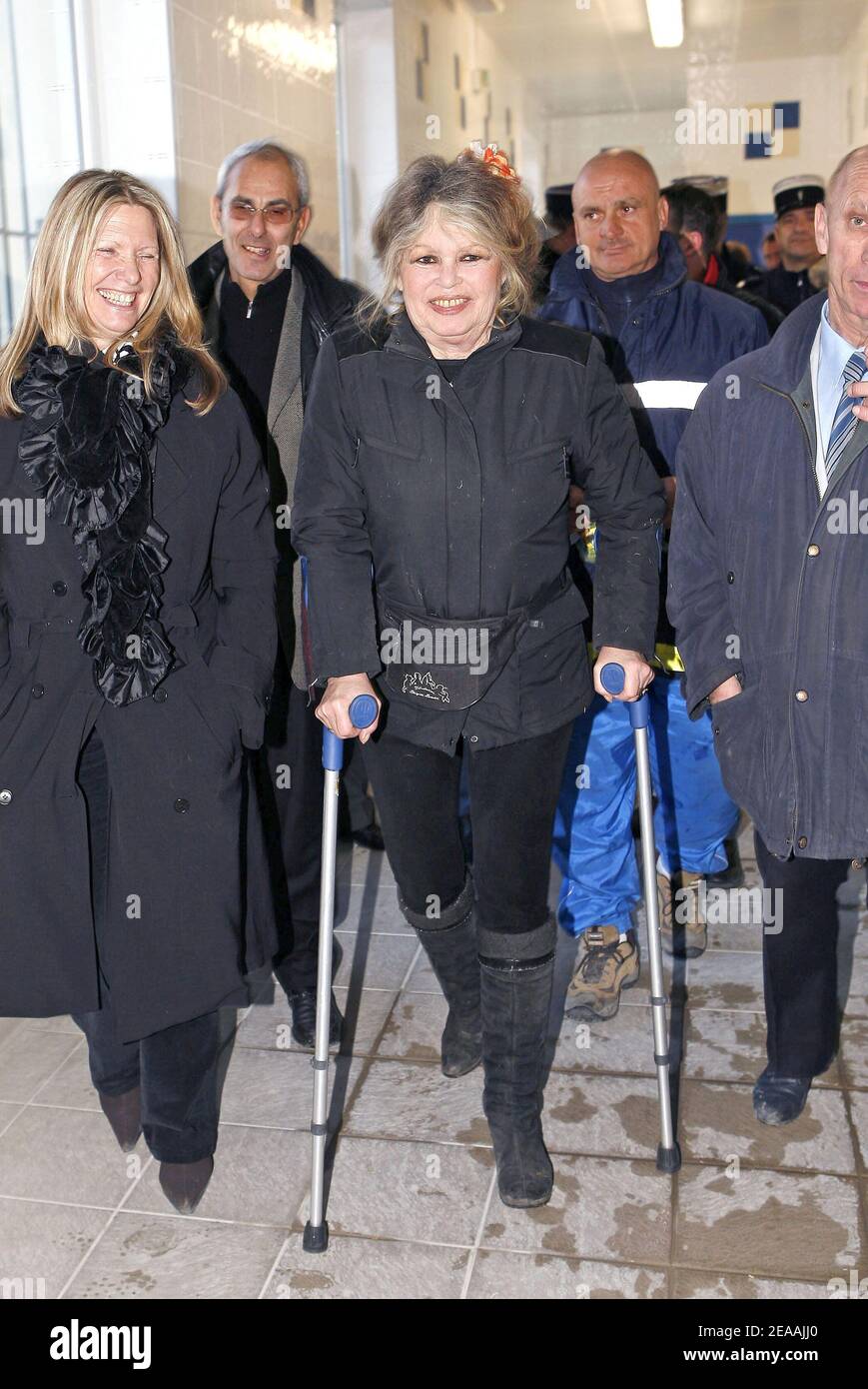 La leggenda del cinema francese Brigitte Bardot, ora feroce difensore degli animali, visita un centro di protezione degli animali a Nizza, nel sud della Francia, il 28 dicembre 2005, dove furono portati cani ungheresi trovati su camion illegali. I 146 giovani cani sono stati scoperti dalla polizia francese durante un controllo di pattuglia su misura nelle Alpi Marittime mentre esportati dall'Ungheria alla Spagna su traffico illegale. Foto di ABACAPRESS.COM Foto Stock