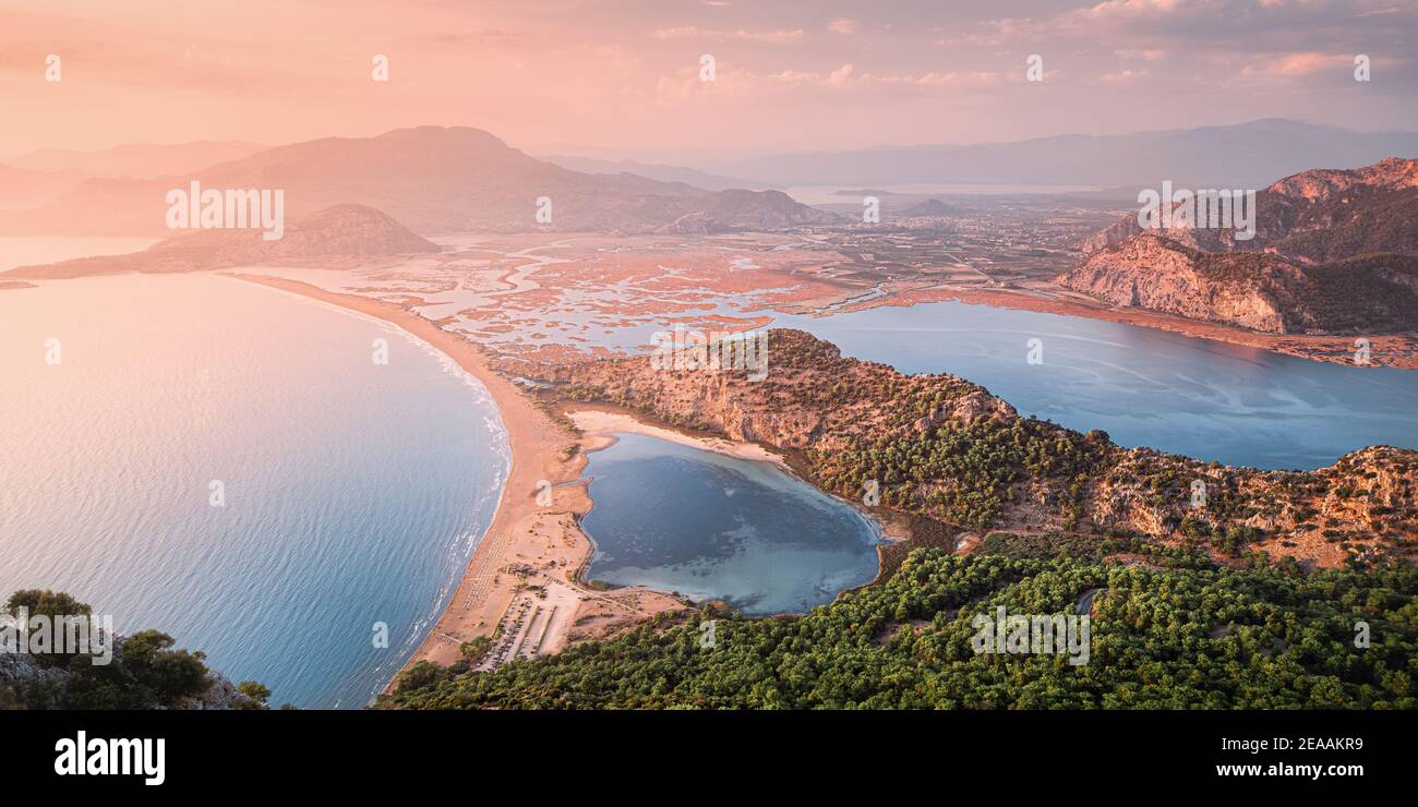 Splendida vista panoramica dalla cima della montagna alla baia blu e laguna vicino alla città di Dalyan in Turchia. Famose località mediterranee e Th Foto Stock