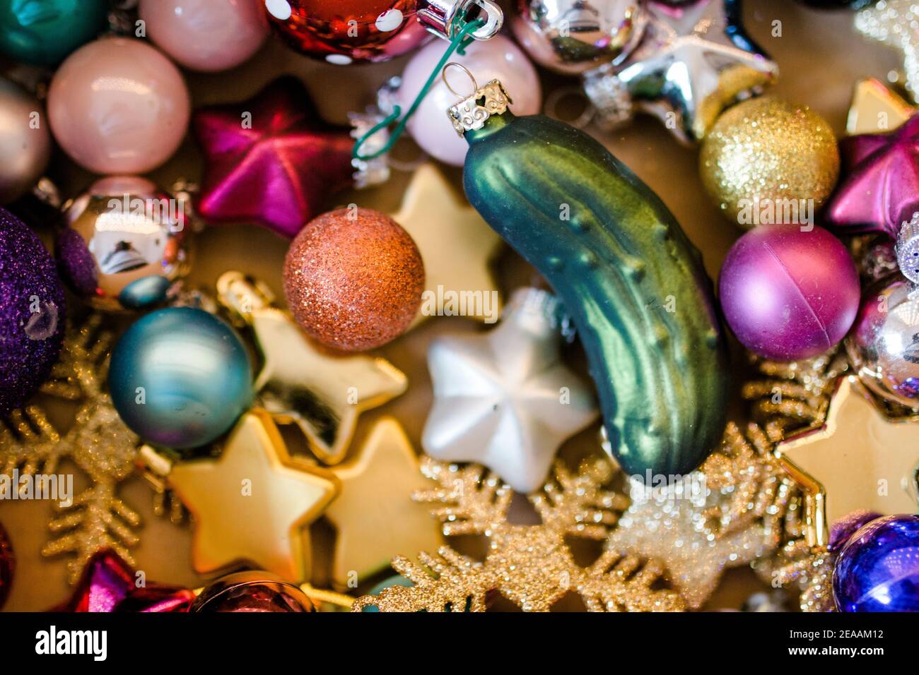 Decorazioni natalizie, baubles natalizi varie forme e colori colorati con cetriolo natalizio / sottaceti natalizi Foto Stock