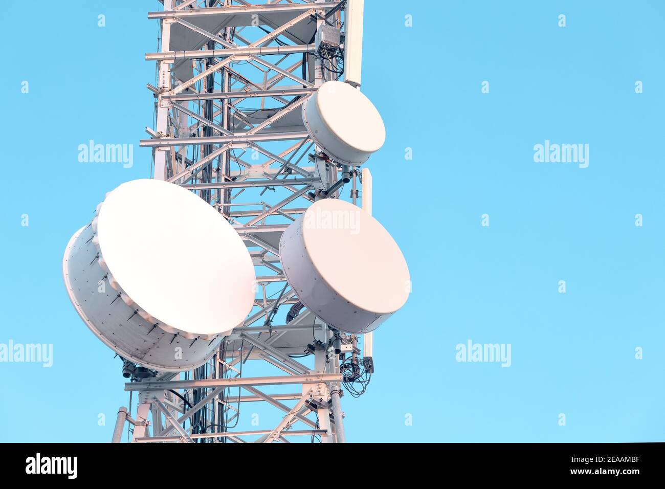 L'antenna per telecomunicazioni per la ricezione e la trasmissione di onde  elettromagnetiche può essere utilizzata per la trasmissione di segnali  televisivi, Internet e supporti radio Foto stock - Alamy