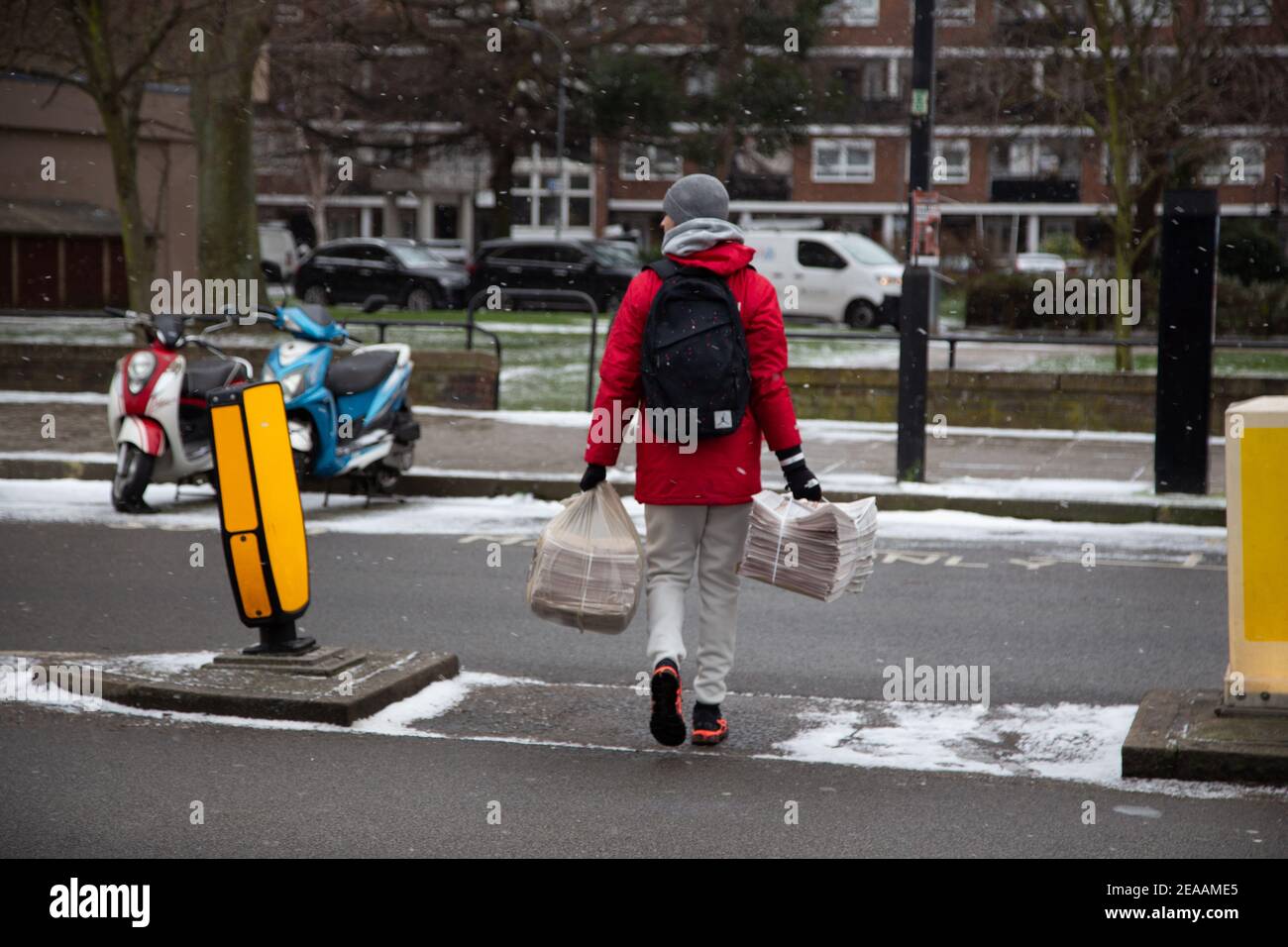 Snow in London - sera Standard paper boy delvers edizione quotidiana nella neve di oggi. 08/02/2021 Foto Stock