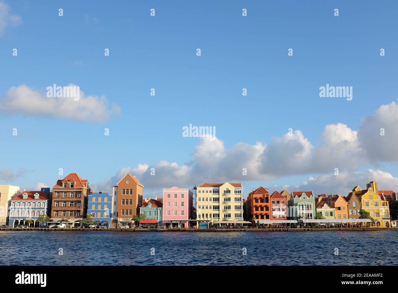 Colorati edifici olandesi lungo il lungomare di Willemstad Curacao Foto Stock