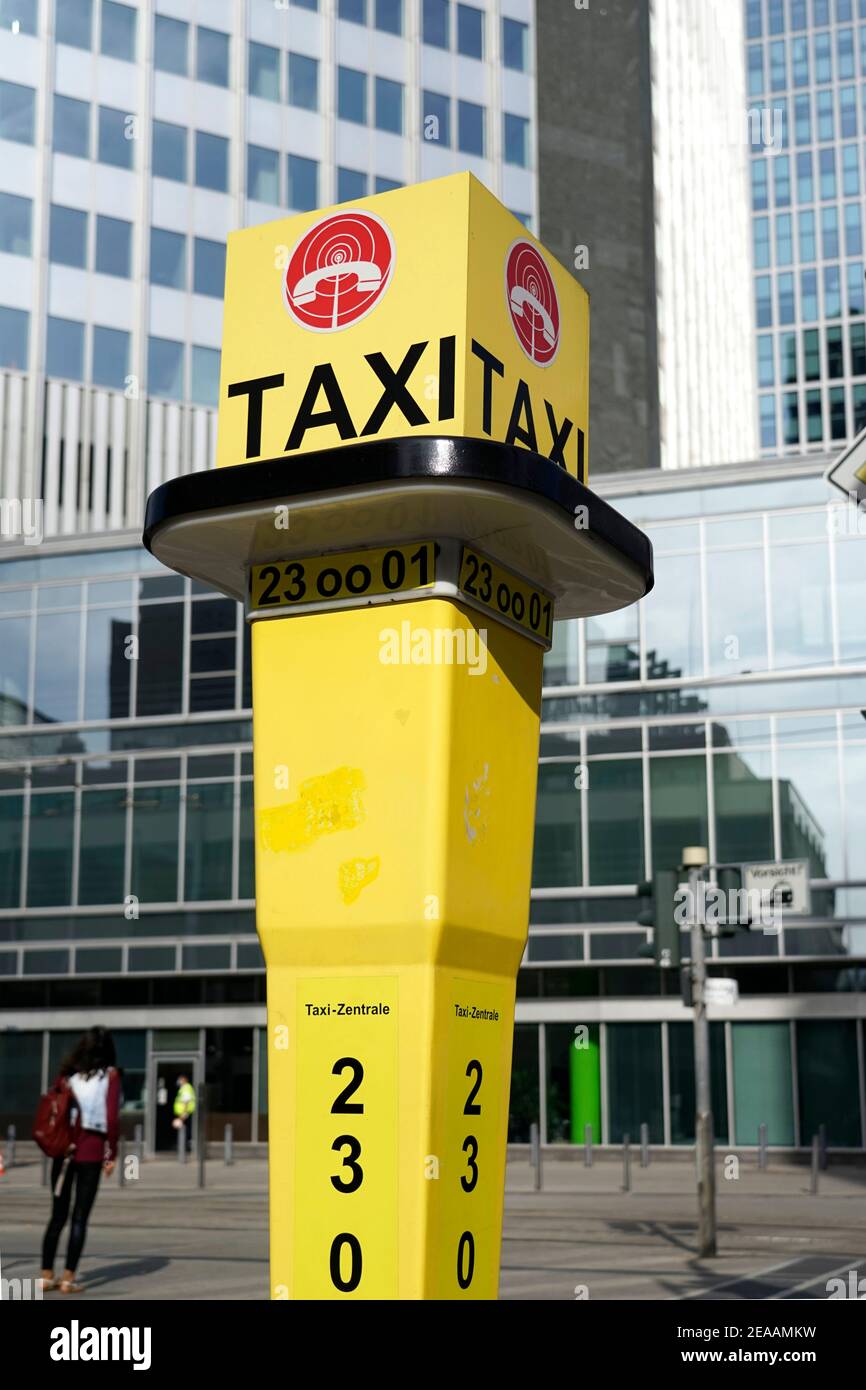 Germania, Hessen, Francoforte, città, taxi stand, colonna taxi Foto Stock