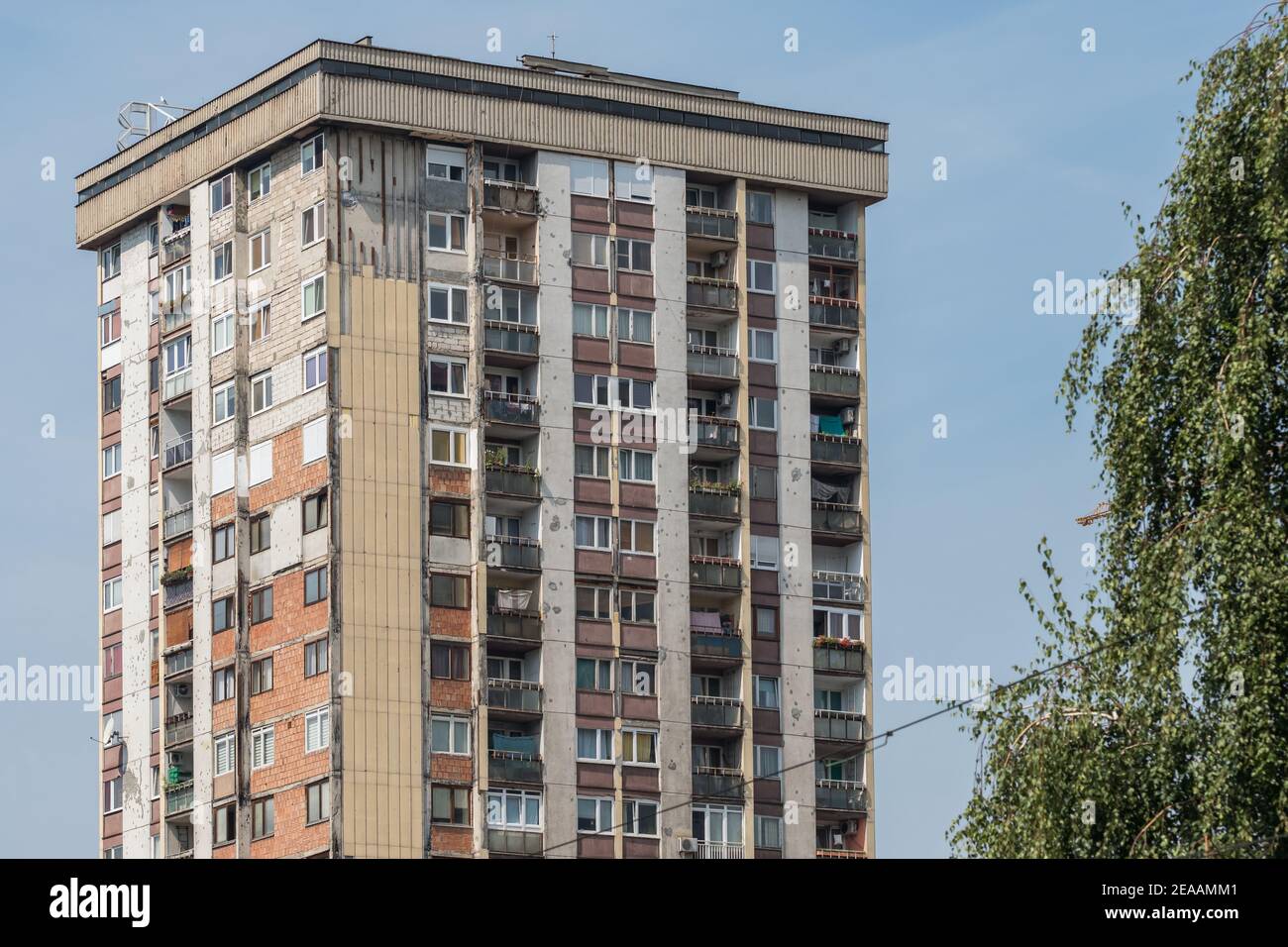 Edificio residenziale a Sarajevo con buchi proiettili e segni della guerra a Sarajevo, BiH Foto Stock