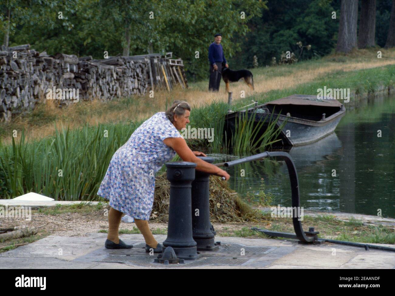 Bourgogne Francia Donna bloccare Keeper Canal De Midi con la leva per aprire i cancelli Foto Stock