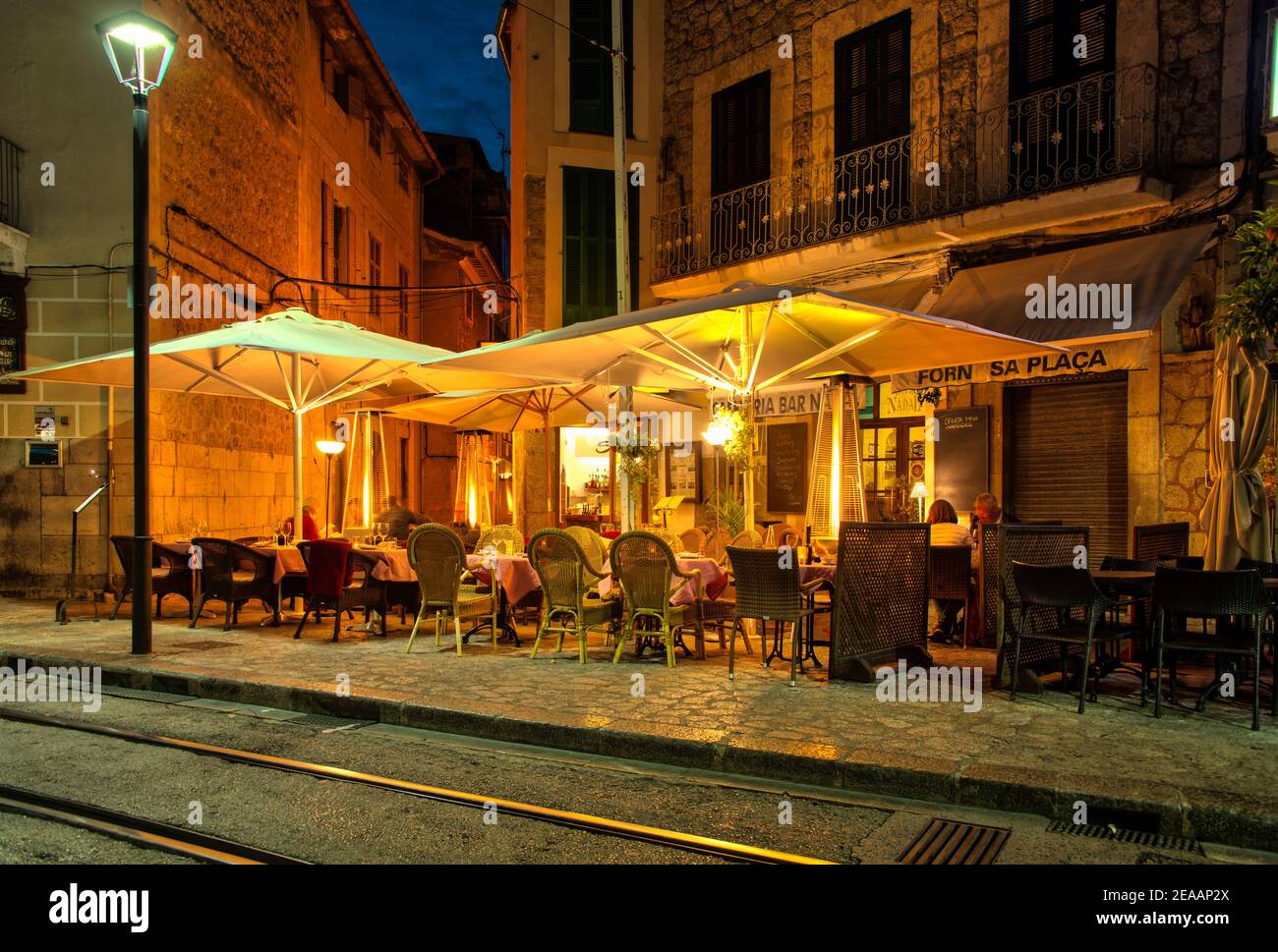 Ristorante di strada illuminato, Sóller Foto Stock