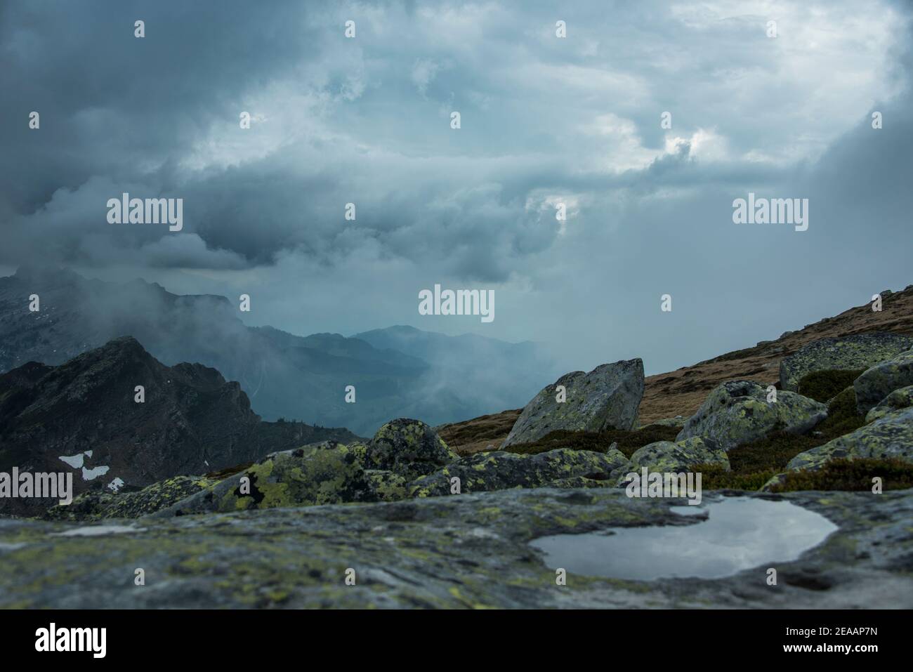 Montagne con spettacolari nuvole Foto Stock